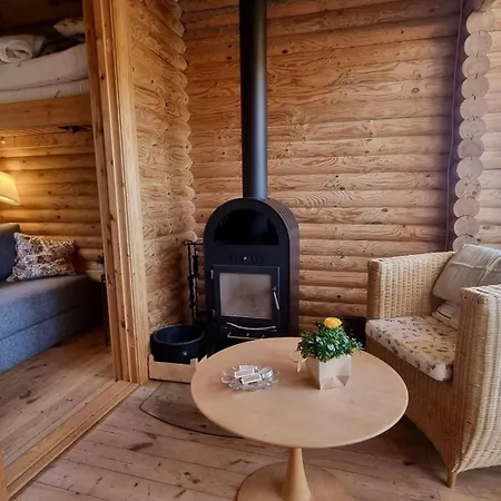 Reizendes-balkenhaus-mit-uriger-atmosphaere
