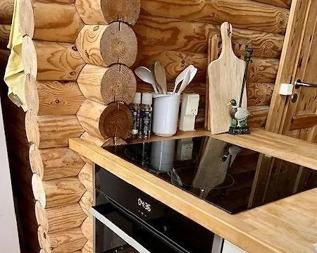 Gemuetliches-Ferienhaus-Mit-Meerblick-Holzofen-Und-Urigem-Charme