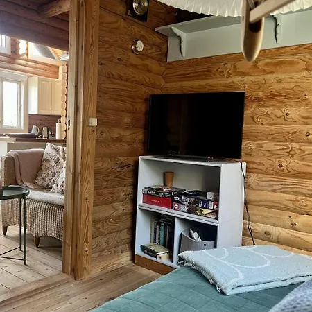 Gemuetliches-Ferienhaus-Mit-Meerblick-Holzofen-Und-Urigem-Charme
